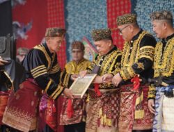 Gubernur Al Haris Dianugerahi Gelar Adat Kehormatan Depati Amanah Negroi Tanoh Sunge Pnoh
