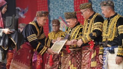 Gubernur Al Haris Dianugerahi Gelar Adat Kehormatan Depati Amanah Negroi Tanoh Sunge Pnoh