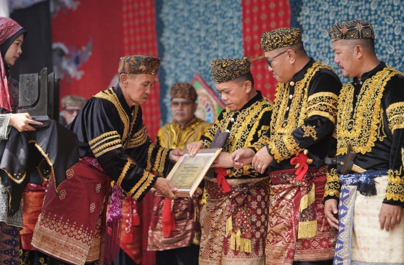 Gubernur Al Haris Dianugerahi Gelar Adat Kehormatan Depati Amanah Negroi Tanoh Sunge Pnoh