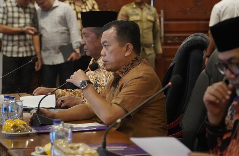 Gubernur Al Haris Pimpin Rapat Evaluasi Perkembangan Pelaksanaan Kegiatan Pembangunan Triwulan II TA 2026