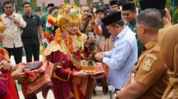 Gubernur Al Haris Apresiasi Penyerahan Murid Baru Secara Adat Melayu Jambi di SMA Negeri 1 Muaro Jambi