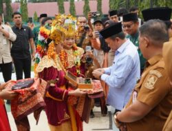 Gubernur Al Haris Apresiasi Penyerahan Murid Baru Secara Adat Melayu Jambi di SMA Negeri 1 Muaro Jambi
