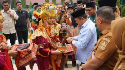 Gubernur Al Haris Apresiasi Penyerahan Murid Baru Secara Adat Melayu Jambi di SMA Negeri 1 Muaro Jambi