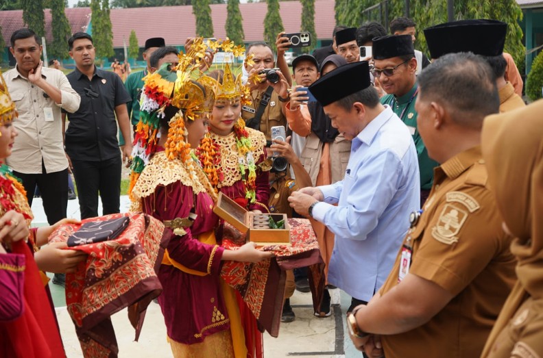 Gubernur Al Haris Apresiasi Penyerahan Murid Baru Secara Adat Melayu Jambi di SMA Negeri 1 Muaro Jambi