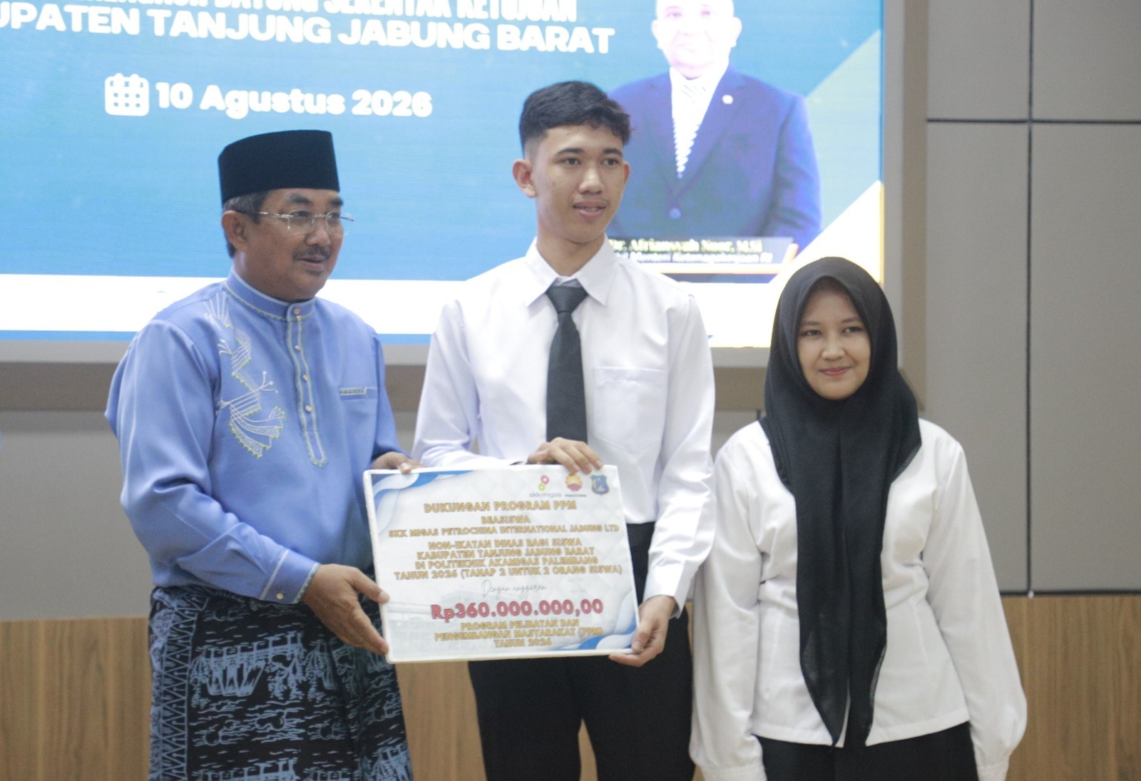 PetroChina International Jabung Ltd. kembali memberikan kontribusi bagi pembangunan masyarakat di lingkup Kabupaten Tanjung Jabung Barat, Provinsi Jambi, melalui penyerahan program CSR atau tanggung jawab sosial dan lingkungan perusahaan (TJSLP) kepada pemerintah kabupaten.