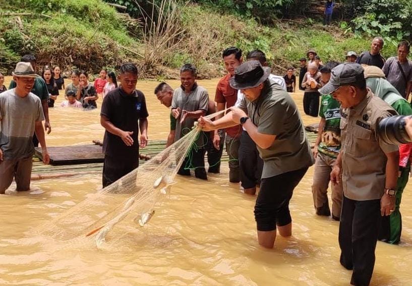 Bupati Merangin H M Syukur didampingi Wabup H A Khafid, membuka Lubuk Larangan Desa Telun, Kecamatan Nalo Tantan. Menariknya hasil tangkapan ikannya hanya satu jenis Ikan Juaro, Rabu (2/9).