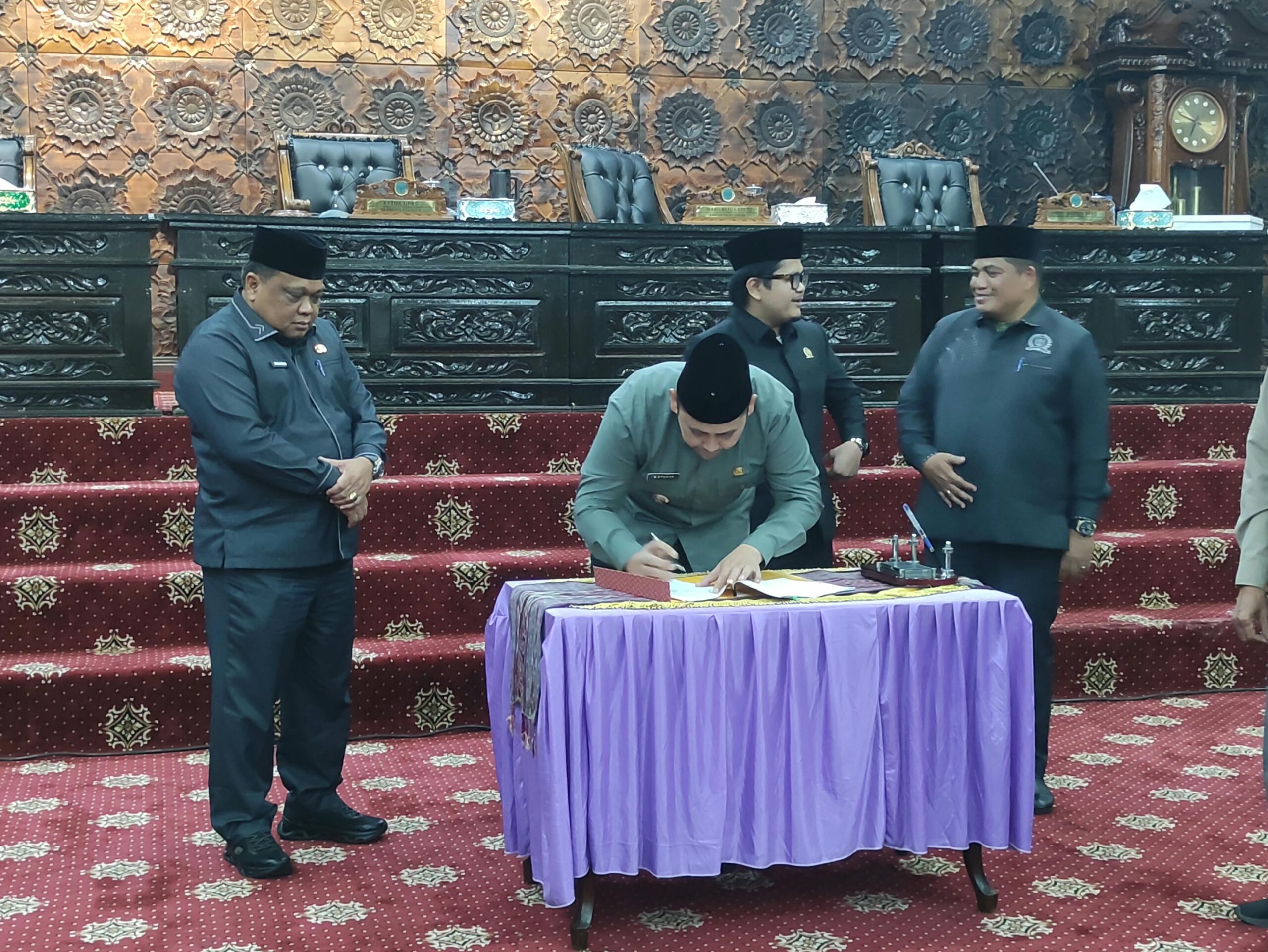 Dewan Perwakilan Rakyat Daerah (DPRD) bersama Pemerintah Kabupaten Merangin resmi menyepakati Ranperda Perubahan Anggaran Pendapatan dan Belanja Daerah (APBD-P) Kabupaten Merangin Tahun Anggaran 2026 menjadi Peraturan Daerah, Kamis (17/9/2026).