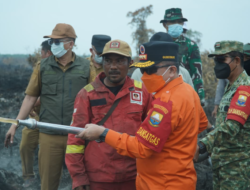 Gubernur Al Haris Berjibaku Padamkan Karhutla di Muaro Jambi, Dorong Masyarakat Manfaatkan Program PLTB