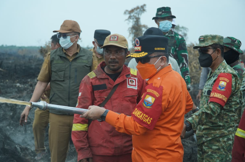 Gubernur Al Haris Berjibaku Padamkan Karhutla di Muaro Jambi, Dorong Masyarakat Manfaatkan Program PLTB