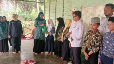 Tim Penggerak Pemberdayaan dan Kesejahteraan Keluarga (TP PKK) Kabupaten Merangin bergandengan tangan bersama Badan Amil Zakat Nasional (BAZNAS) menggelar aksi sosial penyaluran bantuan paket sembako serta pemeriksaan kesehatan gratis bagi masyarakat lanjut usia (jompo) dan kaum dhuafa, Rabu (21/10).