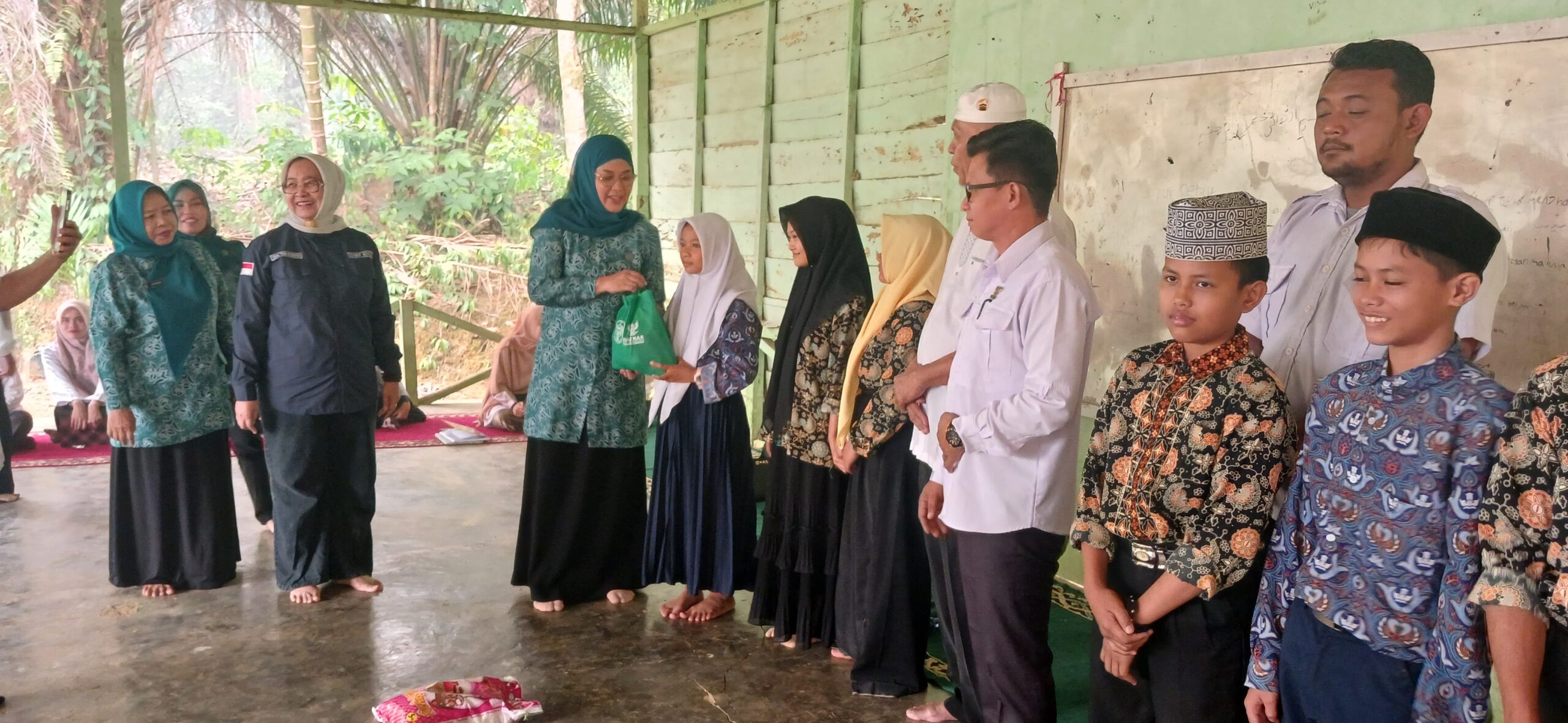 Tim Penggerak Pemberdayaan dan Kesejahteraan Keluarga (TP PKK) Kabupaten Merangin bergandengan tangan bersama Badan Amil Zakat Nasional (BAZNAS) menggelar aksi sosial penyaluran bantuan paket sembako serta pemeriksaan kesehatan gratis bagi masyarakat lanjut usia (jompo) dan kaum dhuafa, Rabu (21/10).